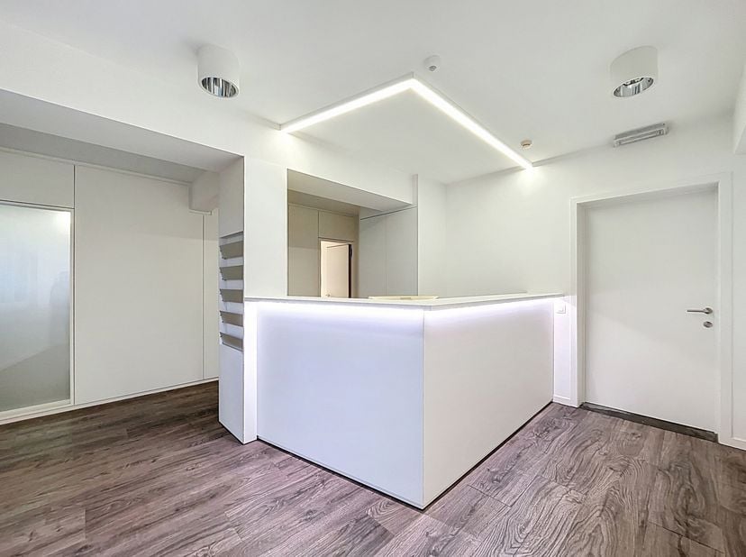 Situation<br />
Cet espace de bureau ou de cabinet exclusif bénéficie d'un emplacement privilégié à Sint-Denijs-Westrem. Grâce à sa situation stratégi