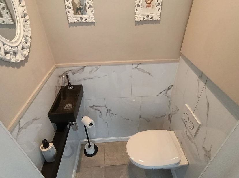 Aan de rustige Oude Tongersebaan 23 in Sint-Truiden bevindt zich dit ruime en lichtrijke triplexappartement. Dankzij de praktische indeling, het aange