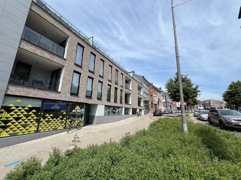 Welkom in het historisch hart van Tongeren, waar we u graag voorstellen aan een uitstekend gelegen handelspand op Pliniuswal 4, vlakbij het bruisende