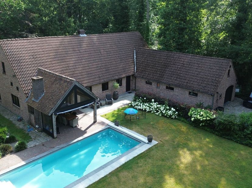 Karakter, oase van rust, eigentijds omvatten deze woning<br />
Ligging: rustige straat tussen Kapellen en Heide, invalswegen naar Kalmthout, Kapellen