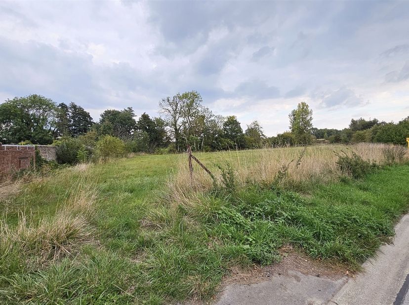 Terrain à bâtir de +/- 21 ares 72 ca, proposant 37 mètres de façade.<br />
<br />
Situé en zone d'habitat à caractère rural, petite bute à partir de