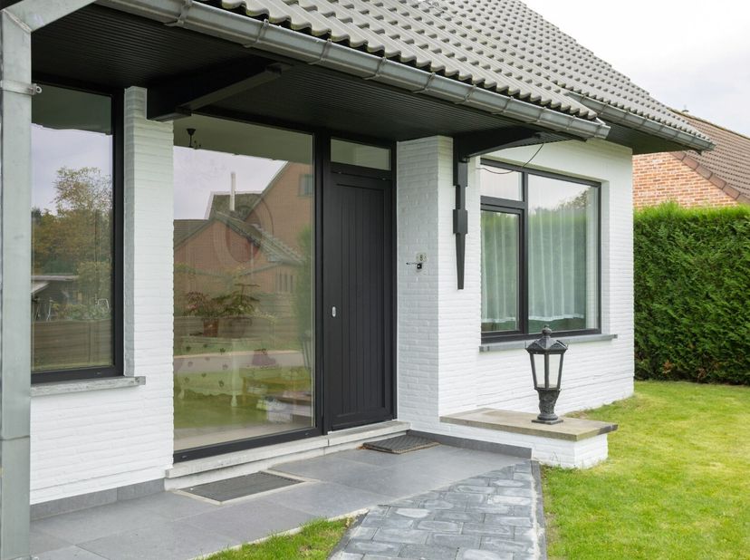 IN OPTIE - Instapklare gerenoveerde woning te koop op een toplocatie te Lommel!<br />
Deze instapklare woning, gelegen in een rustige straat, doch op