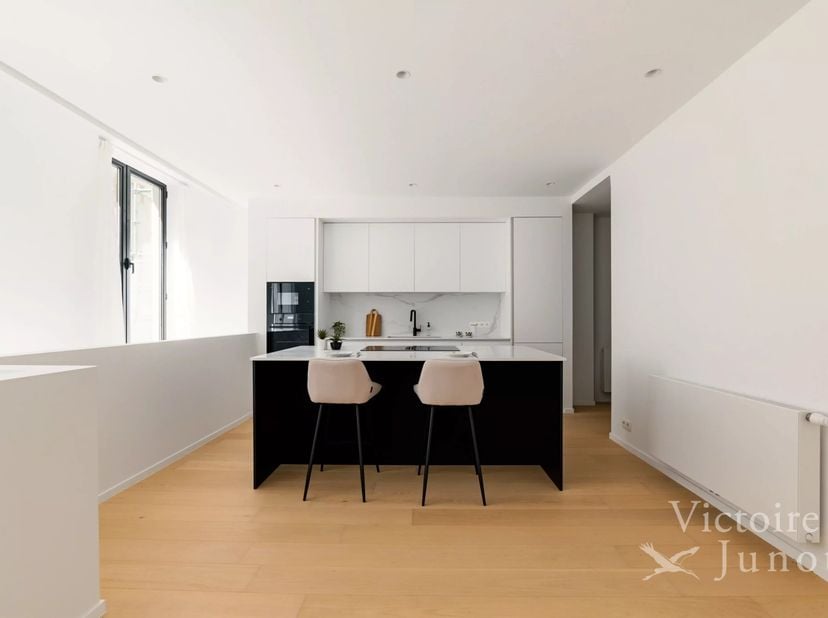BIEDEN VANAF euro499.000<br />
In de directe omgeving van Place Stéphanie, een prachtig, volledig gerenoveerd duplexappartement met een totale bruto o