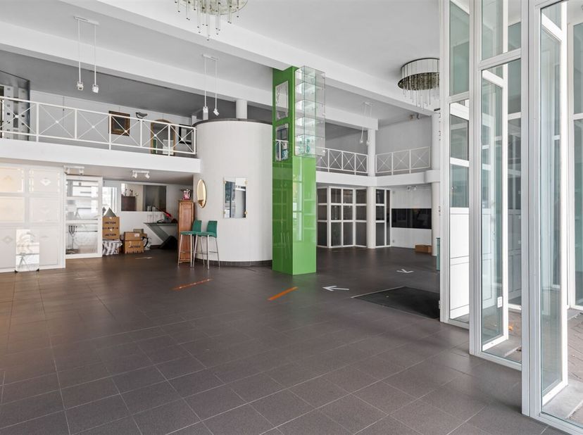 Opbrengsteigendom met showroom, magazijn, 5 appartementen en staanplaatsen!<br />
Ligging: Zéér centraal en gunstig gelegen in hartje Merksem. Verschi