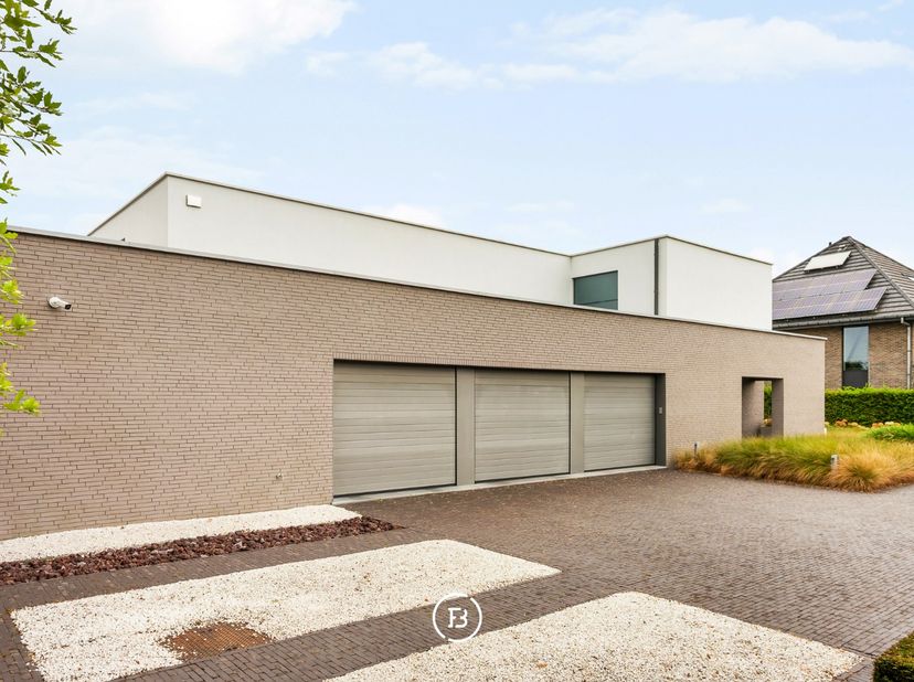 In een rustige en groene omgeving in Brakel bevindt zich deze moderne villa, waar hedendaagse architectuur, comfort en verfijnde afwerking samenkomen.