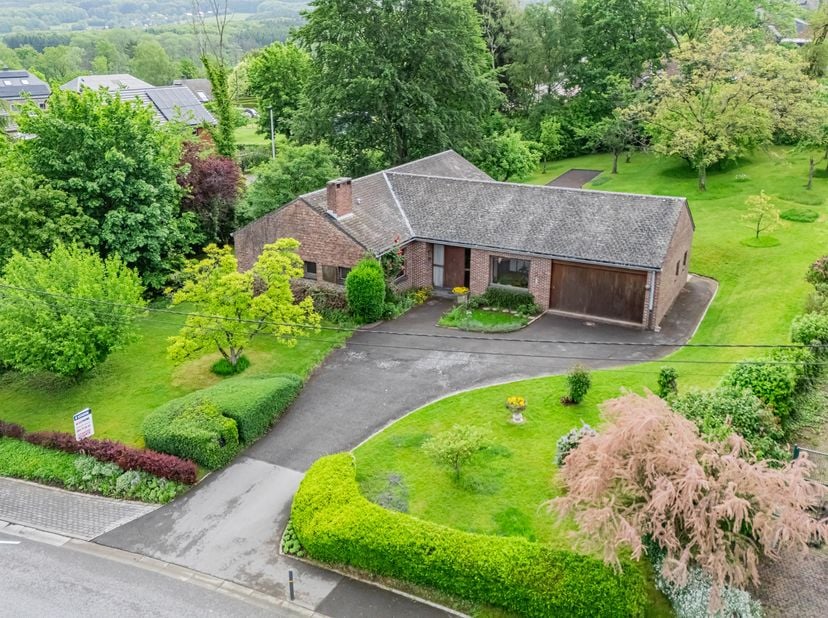 EasyHome a le plaisir de vous présenter cette véritable maison de plain-pied pleine de charme, idéalement située sur les hauteurs de Marche-en-Famenne