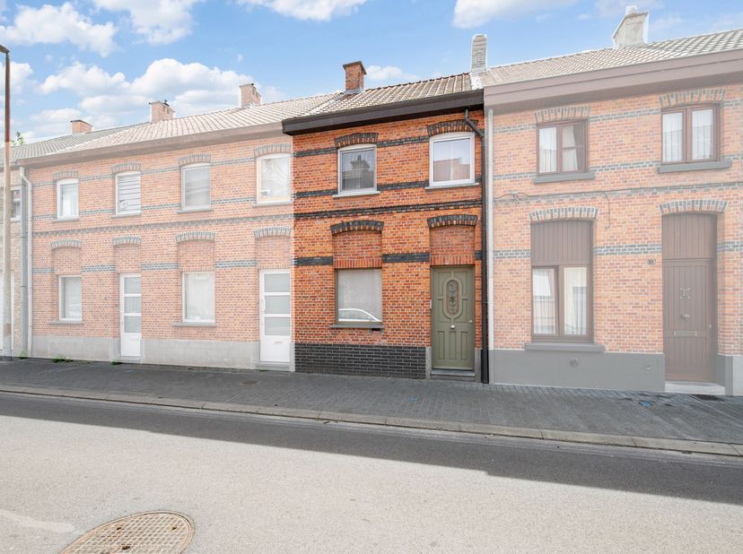 Deze toffe woning heeft de ideale ligging, direct in en uit het centrum van Sint-Niklaas, pal aan het station en het openbaar vervoer,...De indeling i