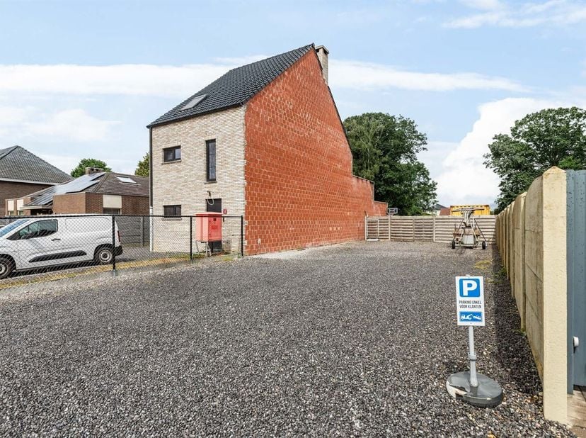 Bouwgrond voor halfopen bebouwing te Oudsbergen<br />
Deze bouwgrond is gelegen aan Weg Naar Zwartberg in Opglabbeek en heeft een oppervlakte van 9a 0