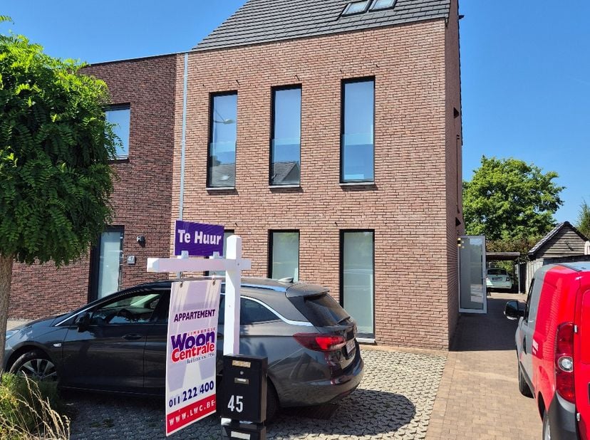 Op het eerste verdiep bevindt zich een open keuken, uitgerust met een koelkast met diepvriesvak, inductiekookplaat en vaatwasser. Aansluitend is er ee