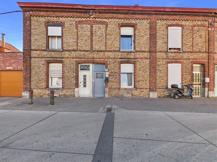 Découvrez cette maison 2 chambres située à Peruwelz. Le rez-de-chaussée se compose de deux pièces de vie de 16m² et 12m², d'une cuisine équipée, d'une