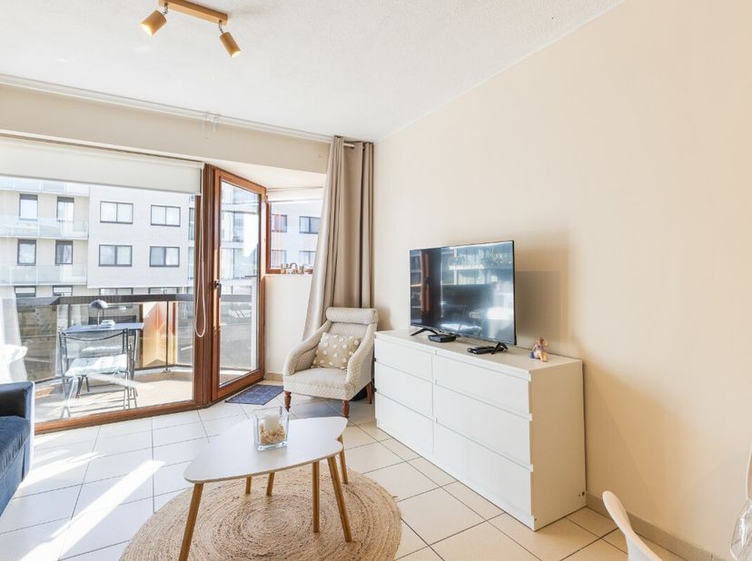 [[ DIT PAND NEEMT DEEL AAN DE ERA OPEN HUIZEN DAG OP 19/09 VAN 11U00 TOT 12U00 ]]De Panne: Instapklare studio met terras op enkele meters van zee!Op z