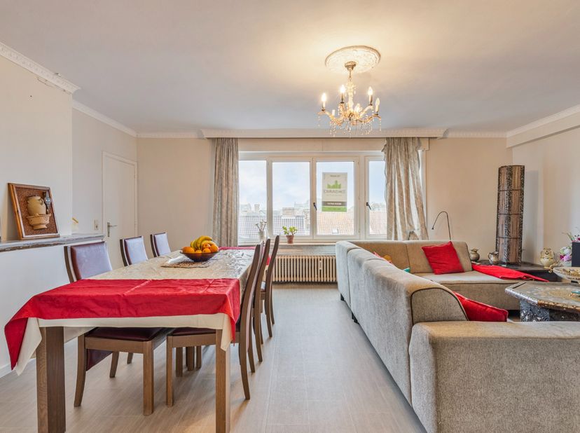 GROOT GROTER GROOTST. Beleef dit royaal appartement met ons.<br />
Gelegen op de 3° en hoogste verdieping van een kleinschalige residentie. De praktis