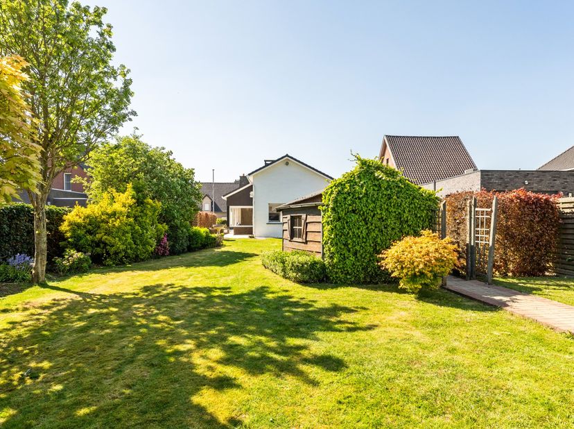 Op een aangename en vlot bereikbare locatie in Hooglede, bevindt zich deze bijzonder degelijk gebouwde open woning op een perceel van 655 m². De wonin