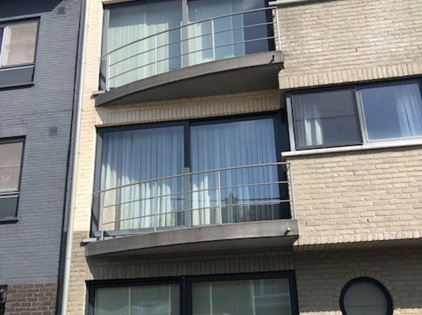 Deze verzorgde en verrassend ruime appartement biedt dankzij haar praktische indeling: inkomhal met veiligheidsdeur; lichte woonkamer met aansluitend