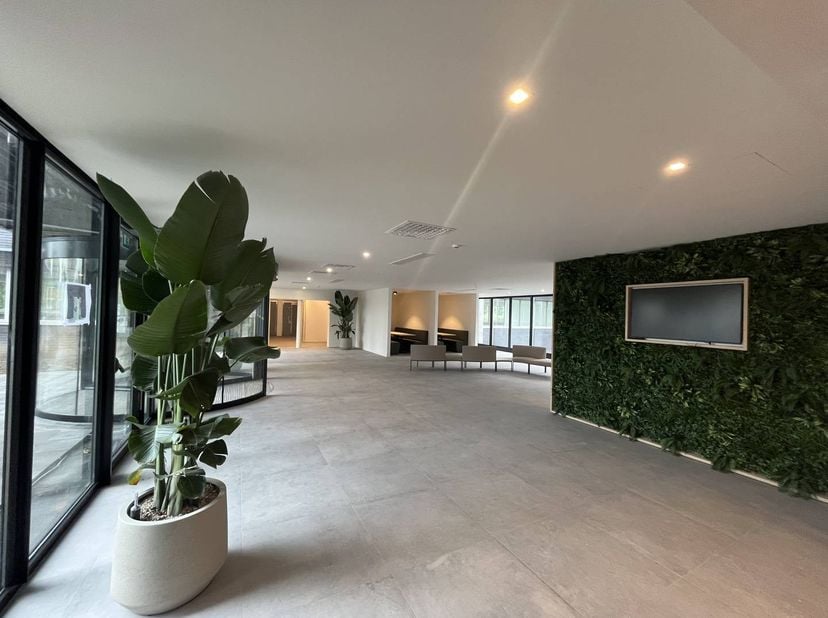 Ces bureaux modernes situés dans le parc d'affaires Axxes à Merelbeke sont disponibles à la location et proposent à la fois des espaces meublés et des