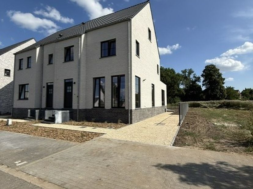 Bent u op zoek naar een moderne, instapklare woning waar u enkel nog hoeft te verhuizen?<br />
Deze prachtige nieuwbouwwoning combineert hedendaags wo