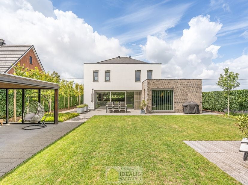 IDEALIS VASTGOED – ROYALE, INSTAPKLARE EN PERFECT ONDERHOUDEN GEZINSWONING DEWELKE OP EEN ELEGANTE MANIER WERD AANGEPAST AAN MINDERVALIDEN OP EEN RUIM