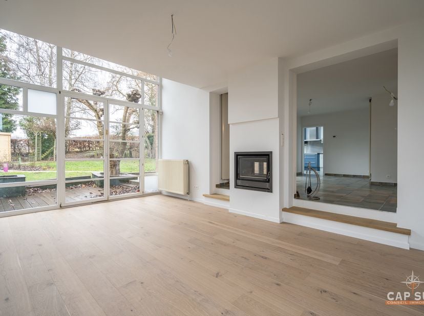 À Braine-le-Château, Cap Sud vous invite à découvrir une élégante villa entièrement rénovée, nichée dans un environnement verdoyant.<br />
Développant
