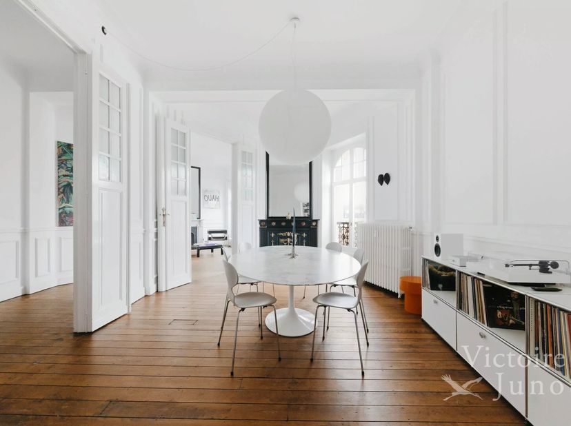 Victoire Junot vous présente ce lumineux appartement de 205 m², trois chambres, situé au quatrième étage d'une petite copropriété datant de 1910 à Sai