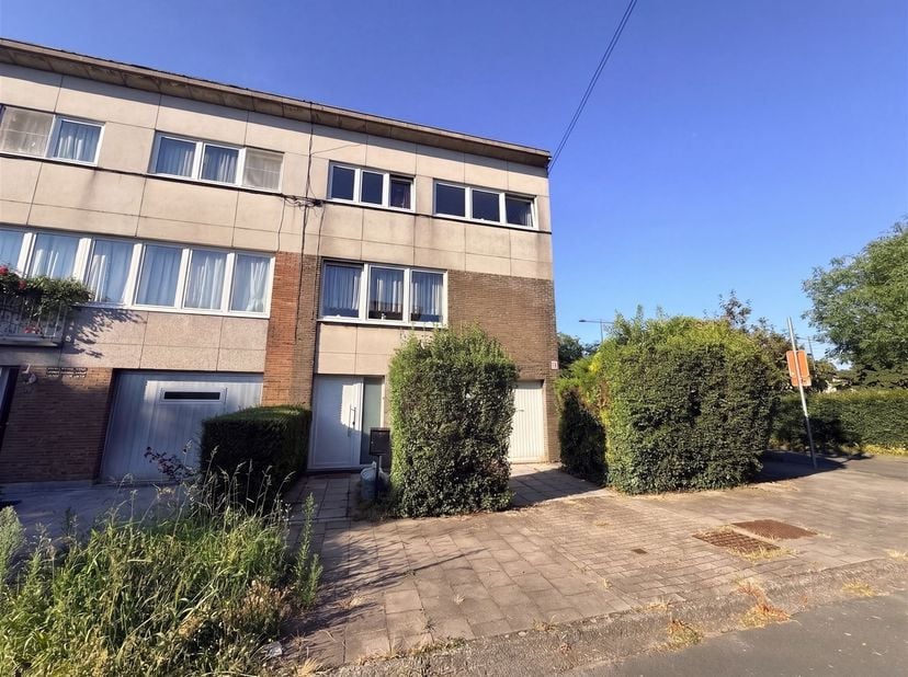 TOPLIGGING! VLAKBIJ NAVO EN WINKELCENTRUM OLYMPIADES!<br />
Te renoveren 3-gevel woning (177 M2) met gezellige tuin op 2 are 16 ca.<br />
De gelijkv