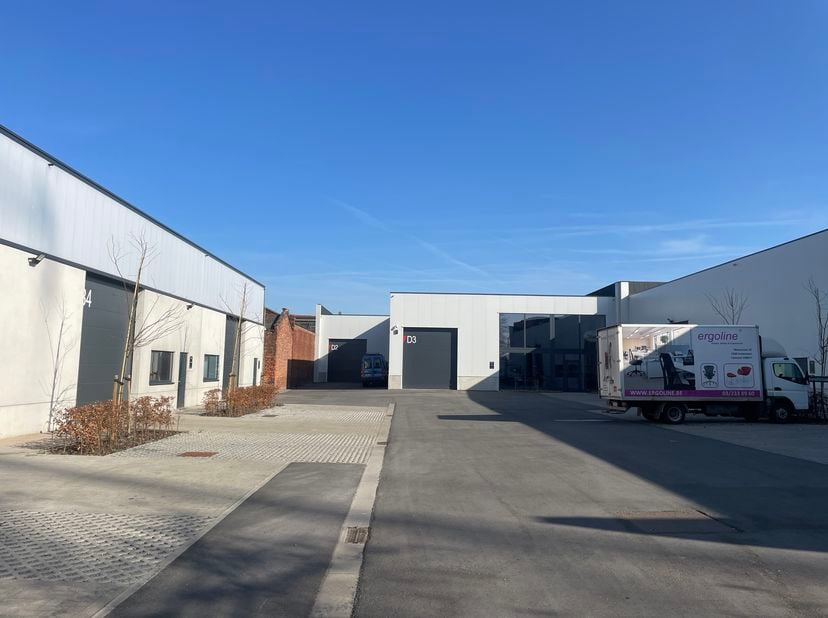 De unit heeft een oppervlakte van ca. 382m² <br />
Met twee parkeerplaatsen. <br />
Laadpalen aanwezig op de site<br />
Bijkomende kosten:<br />
-BTW<