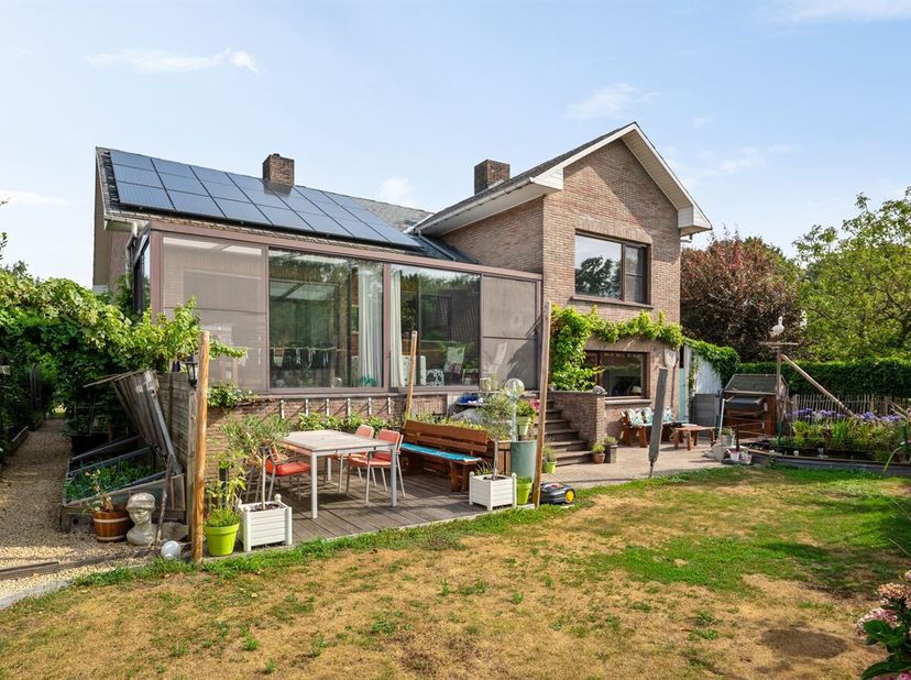 Ruime, goed onderhouden split-level op 475m²<br />
Ligging:<br />
Zéér rustig gelegen in een aangename straat nabij het centrum van Oud-Turnhout. Wink