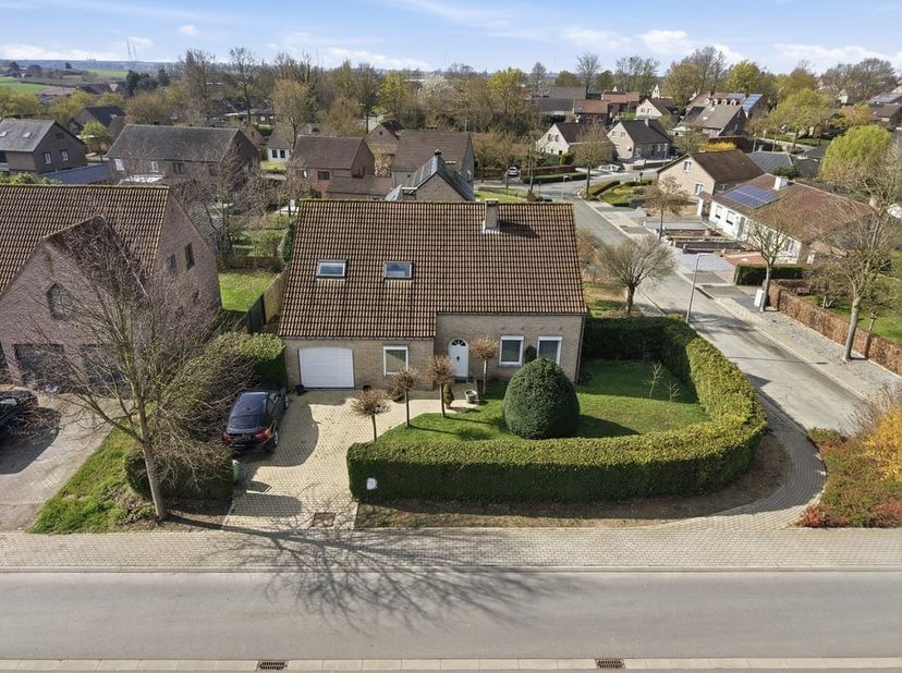 In Riemst bevindt zich deze verzorgde, charmante open bebouwing in landelijke stijl uit 1996, ideaal voor wie op zoek is naar ruimte, comfort en een r