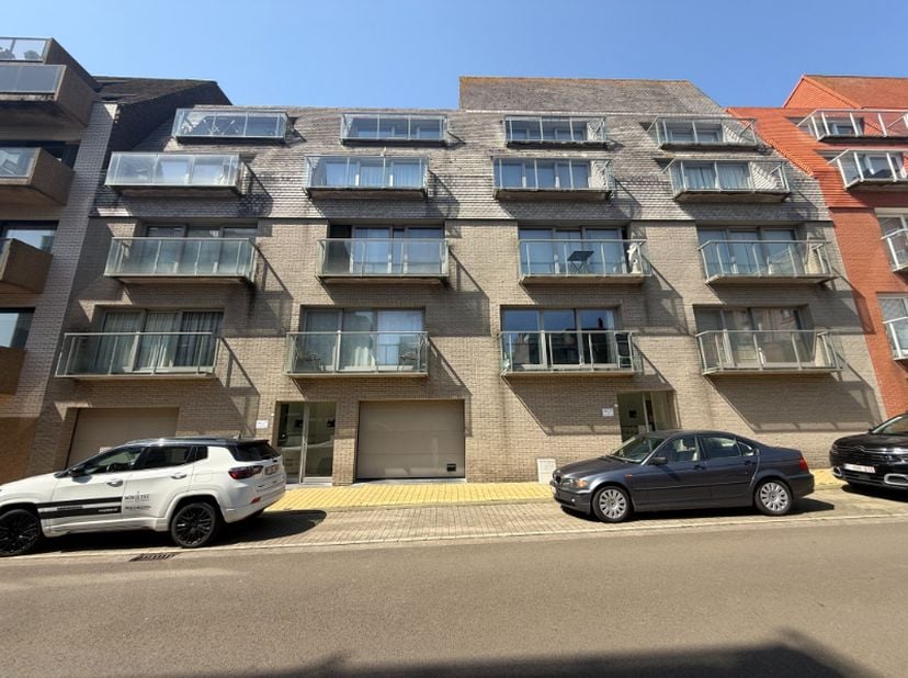 Dit duplexappartement in een kleinschalige residentie gelegen beschikt over een TOPligging! Op slechts 100m van de zeedijk in Middelkerke vindt u dit