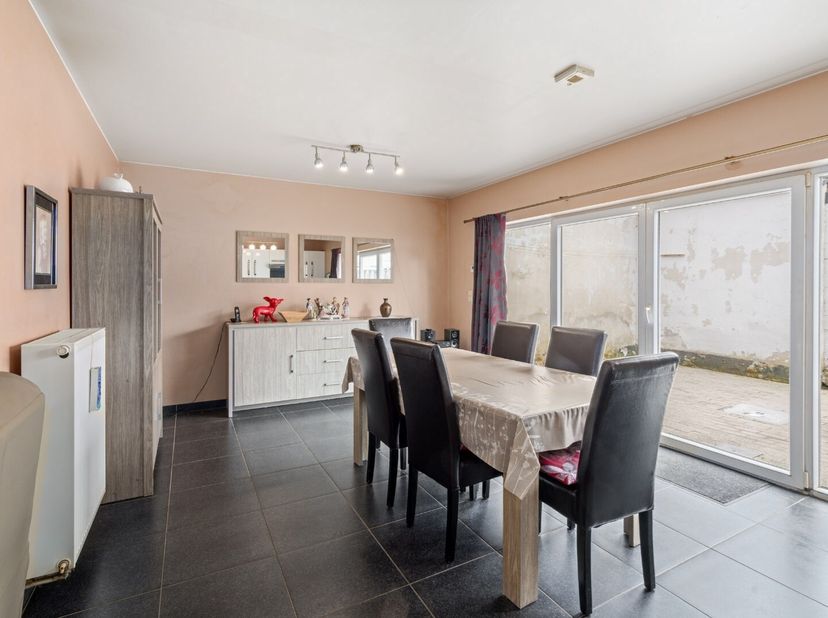 Ligging:<br />
Dit ruime appartement bevindt zich op de gelijkvloerse verdieping van deze residentie op de rand van Ledeberg.<br />
Ideale ligging bij