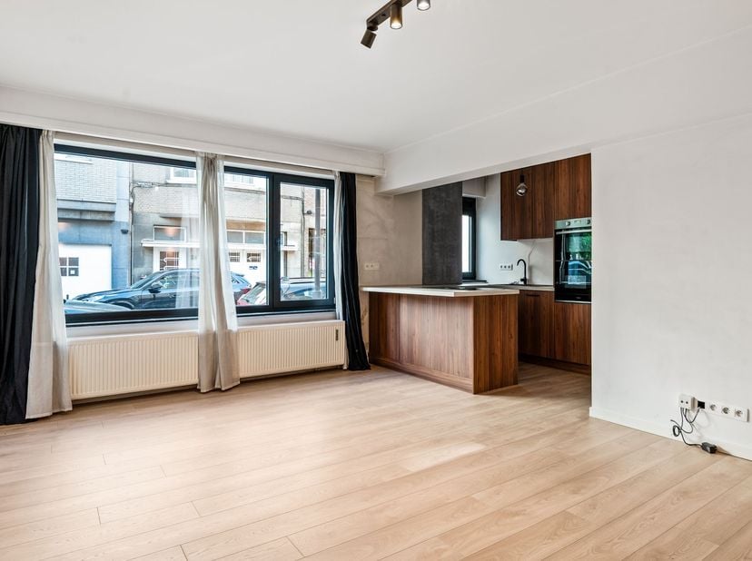 Ligging: Dit appartement is uitstekend gelegen aan de Velodroomstraat 15 in Berchem, vlak naast de prachtige Cogels-Osylei. U geniet hier van een cent