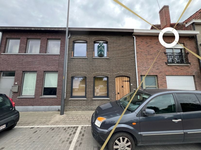 Deze woning is gelegen nabij het station van Ieper, op een boogscheut van openbaar vervoer, scholen, lokale handelaars en de Grote Markt van Ieper.<br
