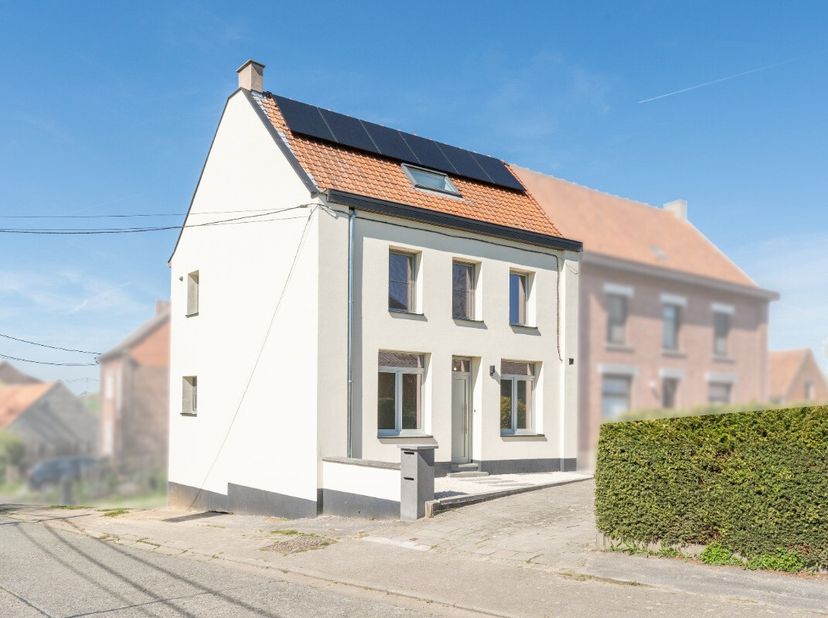Volledig gerenoveerde woning met 3 slaapkamers, ruime garage en tuin, rustig gelegen met open zicht op weides in Zottegem. Ideaal voor starters, jonge