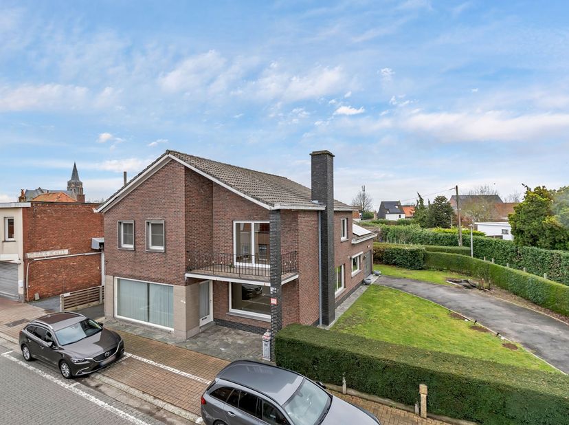 Deze woning was initieel ingericht als handelshuis en beschikt maar liefst over 273m2 bewoonbare oppervlakte waardoor deze woning zeer geschikt is voo