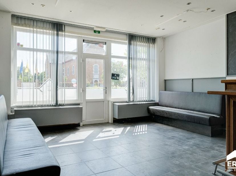 Dit voormalig café met feestzaal en bovenliggende woonst, gelegen in het landelijke Donk, biedt maar liefst 497 m² bruikbare vloeroppervlakte op een p