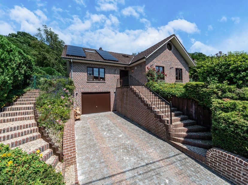 Wij hebben het genoegen u deze ruime villa met vier gevels voor te stellen, ideaal gelegen te Mont-Saint-Guibert, in een gegeerde residentiële buurt n