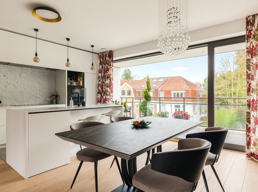 Ideaal gelegen, op wandelafstand van het Tenreuken park, biedt Victoire-Junot dit prachtige appartement van ongeveer 124m² met twee slaapkamers en twe