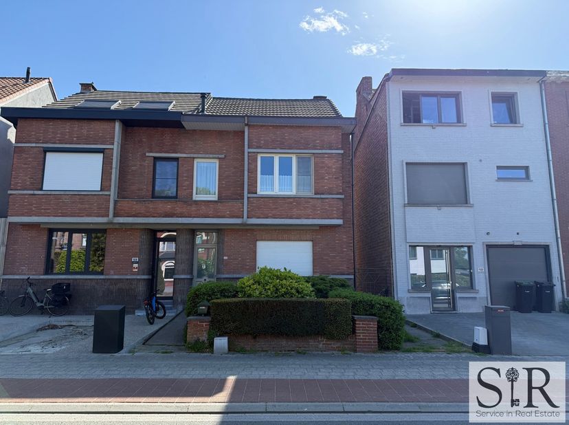 Karaktervolle woning met 2 slaapkamers en grote tuin te koop. Ben je op zoek naar een rustig gelegen woning vlakbij Mechelen, met vlotte verbinding me