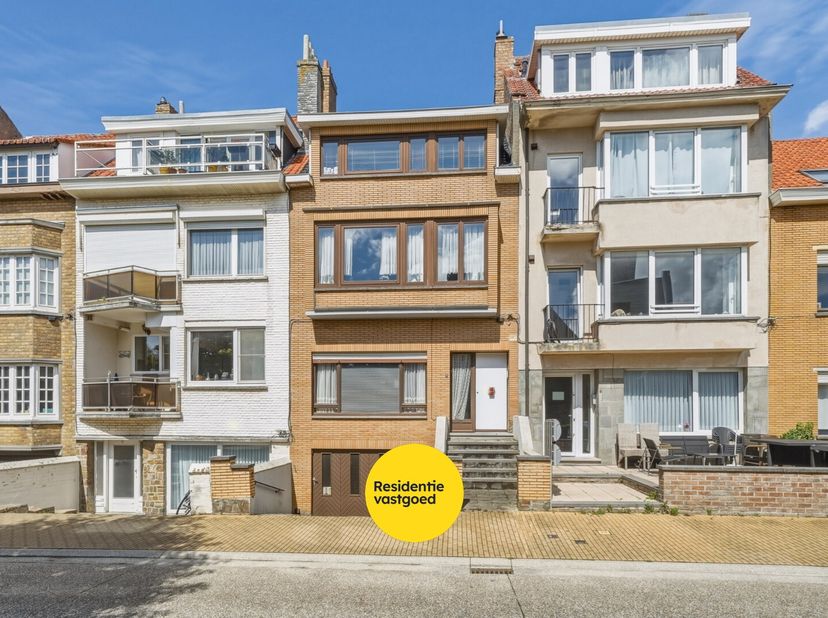 In het hart van Mariakerke bevindt zich deze ruime gesloten bebouwing met een bruikbare vloeroppervlakte van maar liefst 308 m². Deze karaktervolle wo