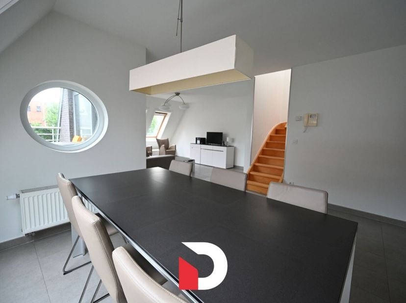 Dit prachtige duplex appartement in De Haan is de perfecte plek voor wie op zoek is naar rust en comfort. Gelegen in een rustige buurt, biedt dit appa