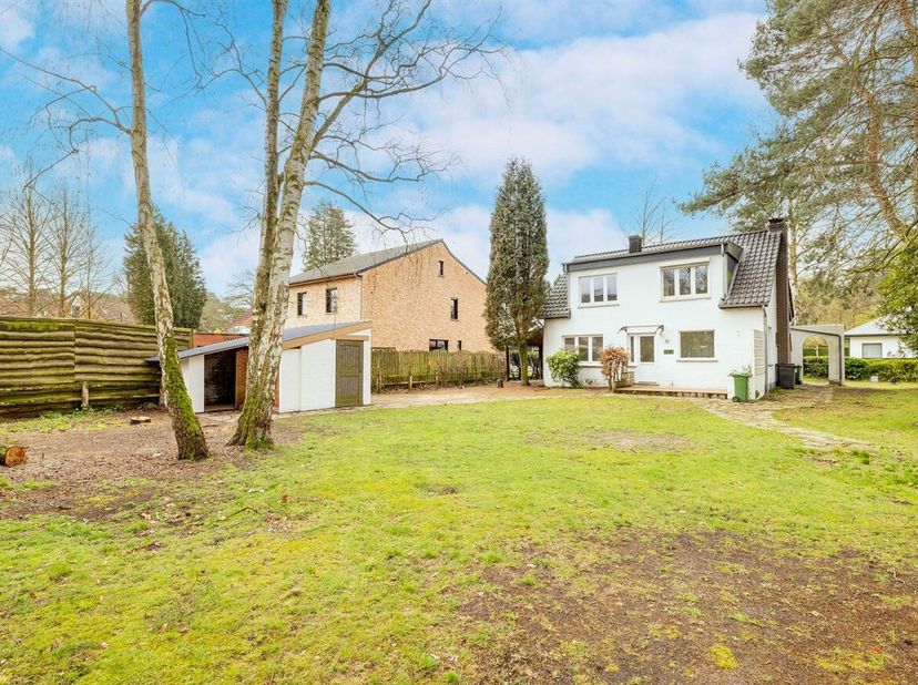 Maison rénovée sur un terrain d'environ 763 m²<br />
Disposition :<br />
Rez-de-chaussée :<br />
Hall d'entrée, espace de vie, cuisine équipée, débarr