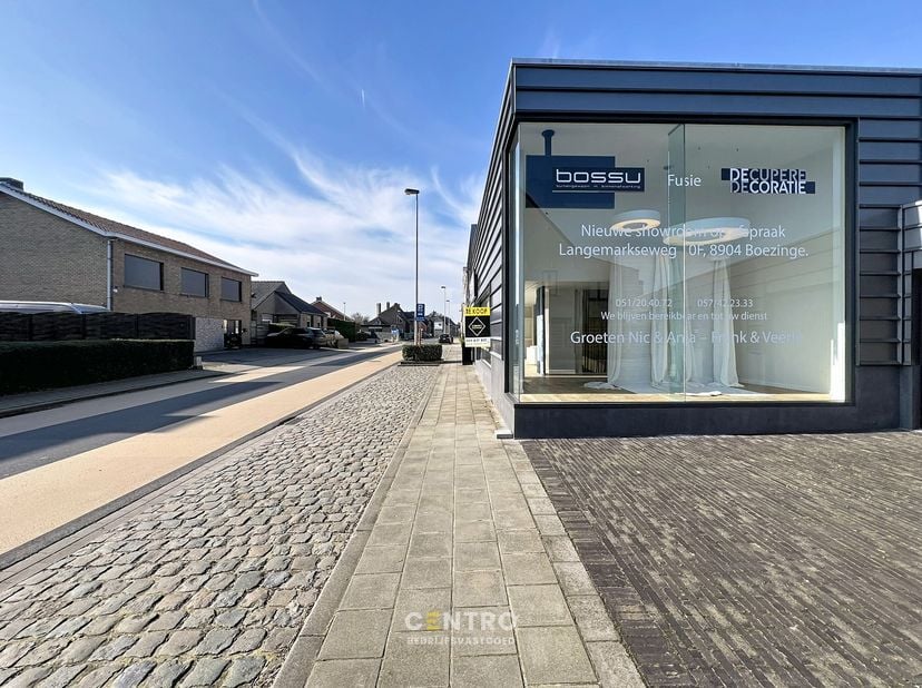 Benaderende OPPERVLAKTEN:<br />
Constructie - bewoonbare oppervlakten<br />
Woning: 313&amp;nbsp;m²&amp;nbsp;<br />
Kantoor/handel: 241 m²<br />
Magazijnen/ga