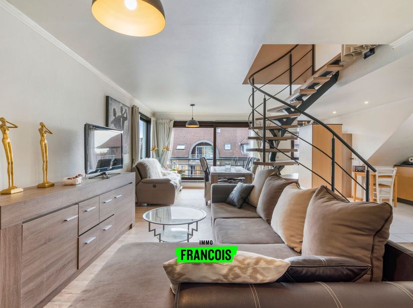 Ce duplex lumineux se situe en plein centre de De Haan. Grâce à cet emplacement exceptionnel, vous êtes à proximité de tout : à distance de marche des