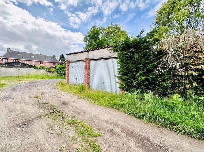 Te koop: 2 garages en een extra deel grond te Dendermonde<br />
Ontdek deze functionele en goed bereikbare garages te Dendermonde, ideaal voor verhuur
