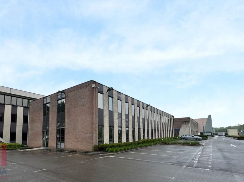 Cet espace de bureaux d’une superficie totale de 424 m² est idéal pour les entreprises à la recherche d’un environnement de travail stratégiquement si