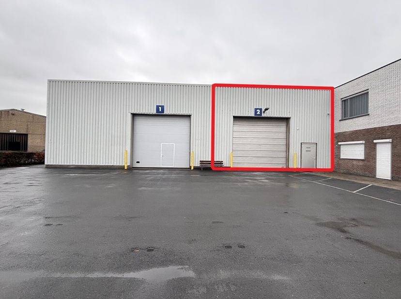 Entrepôt à louer d'environ 1 260 m² dans la zone industrielle de Kuurne. <br />
Spécifications: <br />
- Sol en béton ciré<br />
- Isolation du toit<b