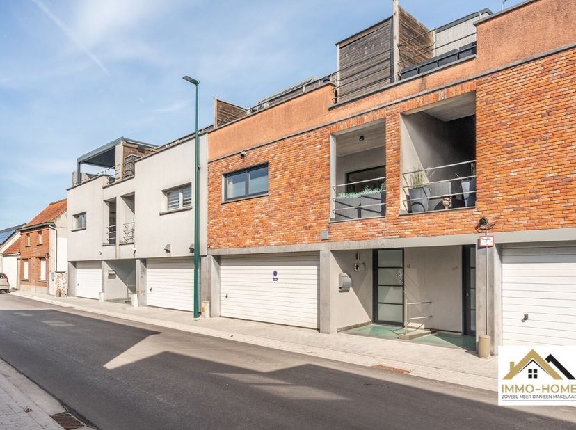 De eerder anonieme voorgevel van deze woning verbergt een ware parel. Via de riante inkomhal bereik je de eerste verdieping, waar zich de woon- en lee