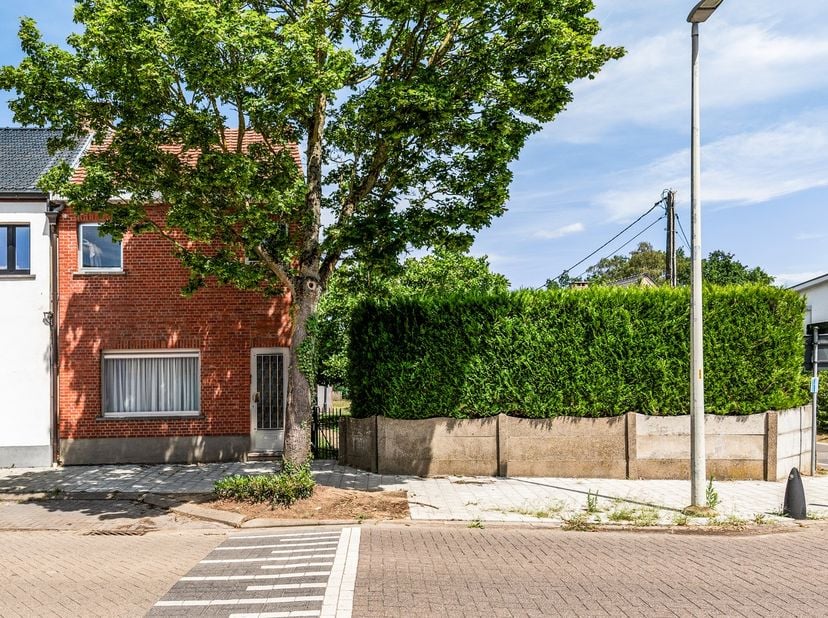 Bent u op zoek naar een woning met veel potentieel, ruime opslagmogelijkheden of een combinatie van wonen en werken? Dan is deze te renoveren hoekwoni