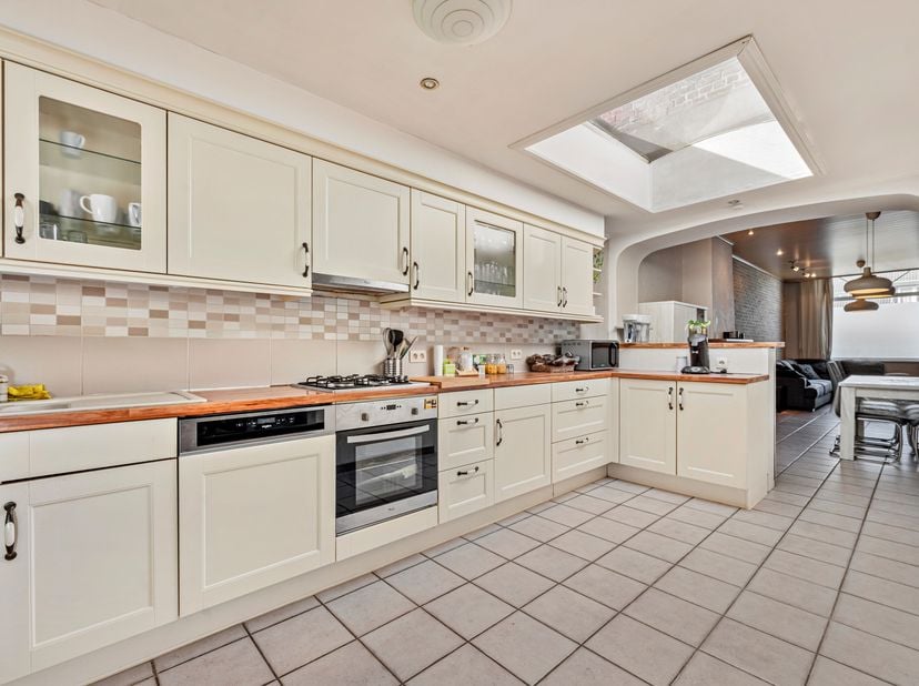Gezellige instapklare woning in Lauwe te koop!<br />
We komen binnen via de inkomhal en wandelen meteen door naar de gezellige leefruimte, waar je een