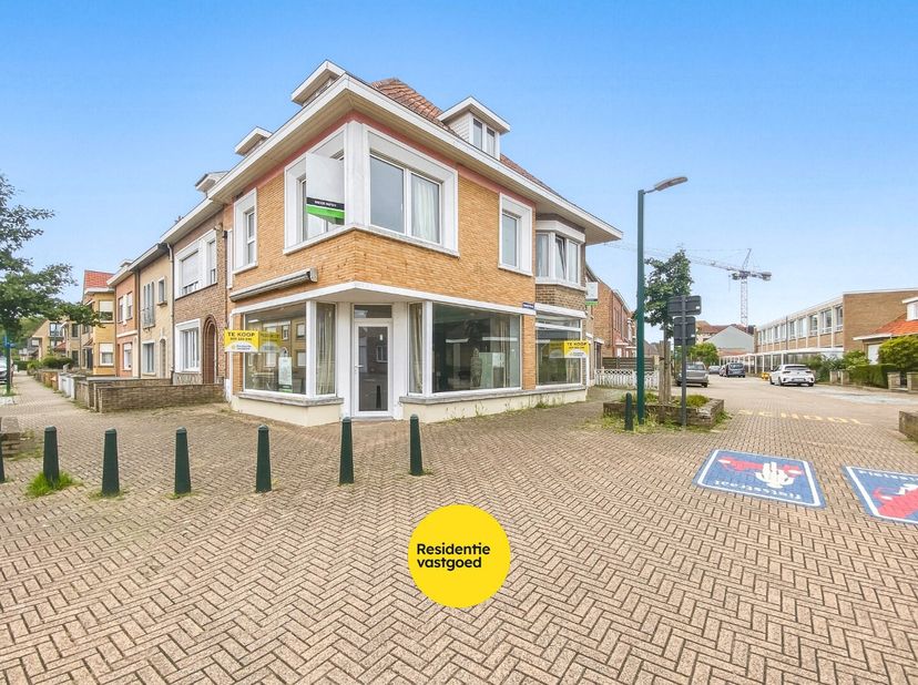 Hoekwoning met 3 woonunits in het centrum van De Panne<br />
In de Adinkerkelaan 6 te De Panne bevindt zich deze interessante gesloten hoekbebouwing m