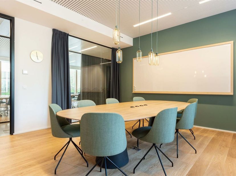 Boek een serviced office voor vier personen, dan regelen wij de rest.Ontdek een selectie verfijnde co-workingplekken en flexibele kantoren aan de rand
